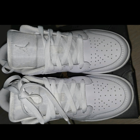 Nike Kids All-White Sneakers - Picture 3 of 4